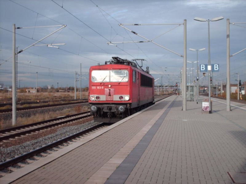 Die BR 155 163-9 rangierte am 17.11.2006 hinter dem Bitterfelder Bahnhof. Ungewhnlich ist der Einholmstromabnehmer die die 155 besitzt. Zurzeit fahren viele 155`er mit ein Einholmstromabnehmer. Ich habe auch schon ein paar mit Scherenstromabnehmer gesehen(waren Standartsgem).