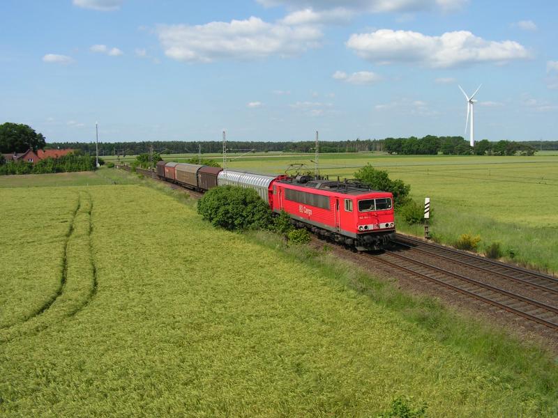 Die BR 155 181-1 ist hier am 09.6.05 mit einem kleinen Gterzug zwischen Verden (an der Aller) und Nienburg (an der Weser) unterwegs.