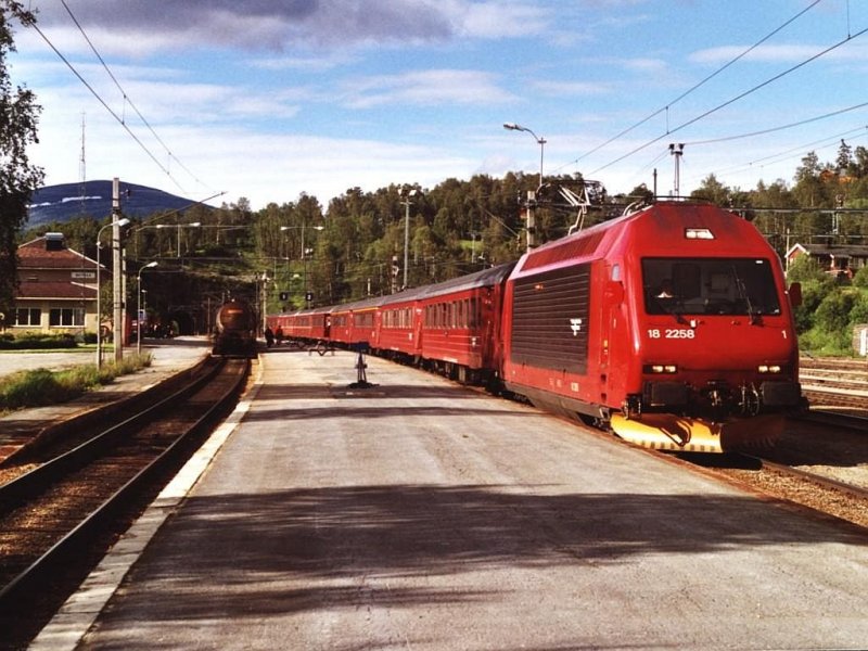 Die BR 18 der Norske Statsbaner ist begrndet auf die Re 460 (SBB). Hier ist 18 2258 mit Zug 46 Trondheim-Oslo unterwegs auf die Dovrebanen (Bahnhof Dombs) am 7-7-2000. Bild und scan: Date Jan de Vries.