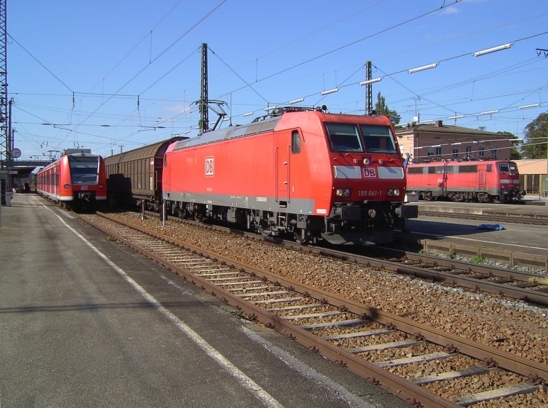 Die BR 185 041-1 bei der Durchfahrt in Rosenheim am 29.09.2007 auf der linken Seite steht der ET 425 649-1 und auf der rechten Seite steht die BR 111 023-8