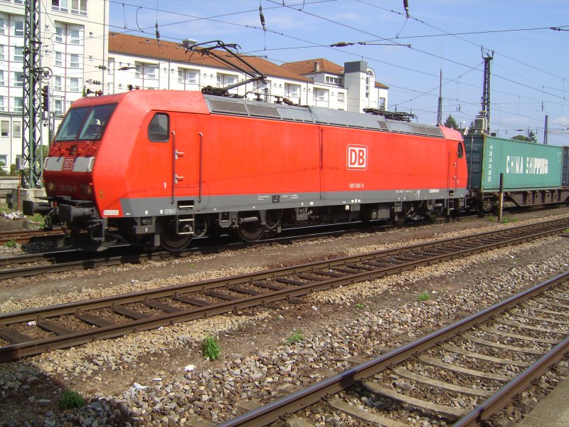 Die BR 185 056-9 mit einm Containerzug in Regensburg HBF am 14.08.2007