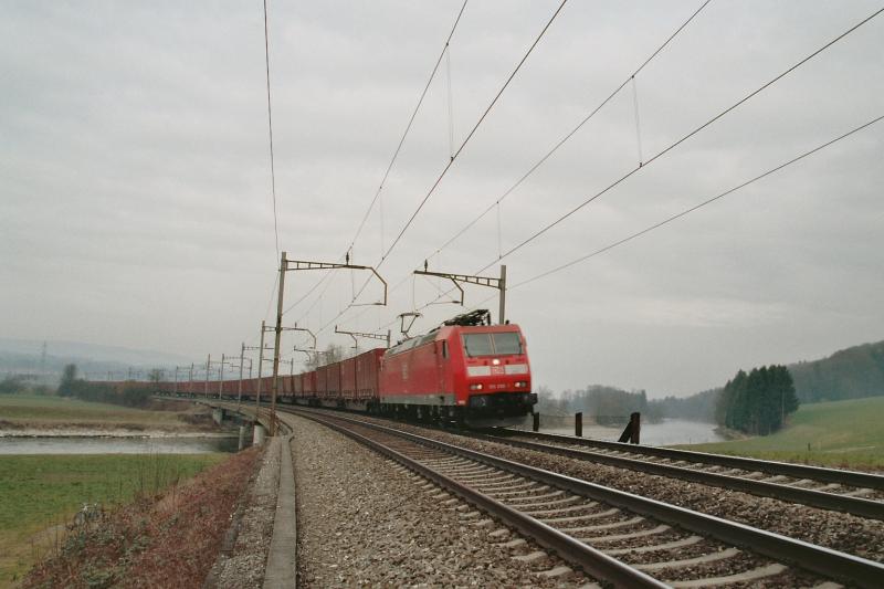 Die Br 185 098-1 berquert gerade die Reussbrcke mit einem Containerzug, am 22.2.04 auf der Strecke Oberrti - Rotkreuz 