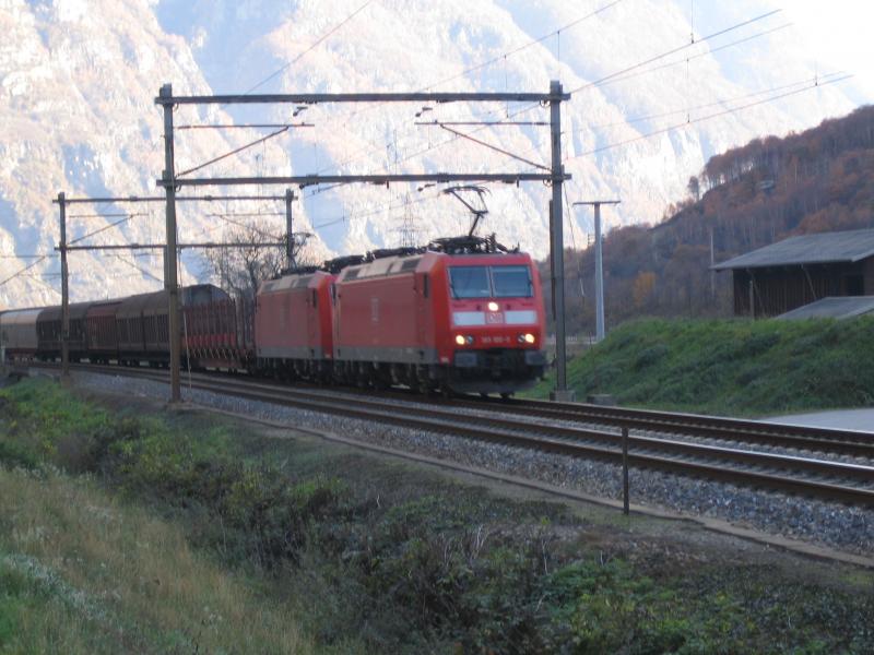 Die BR 185 100-6 und eine weitere 185-er fuhren am 12.11.05 mit einem Gterzug bei der NEAT-Baustelle in Pollegio vorbei.