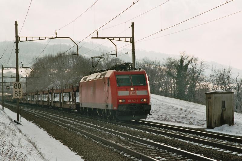 Die Br 185 103-9 mit einem leeren Autotransporter, am 24.2.04 auf der Strecke Rotkreuz - Oberrti