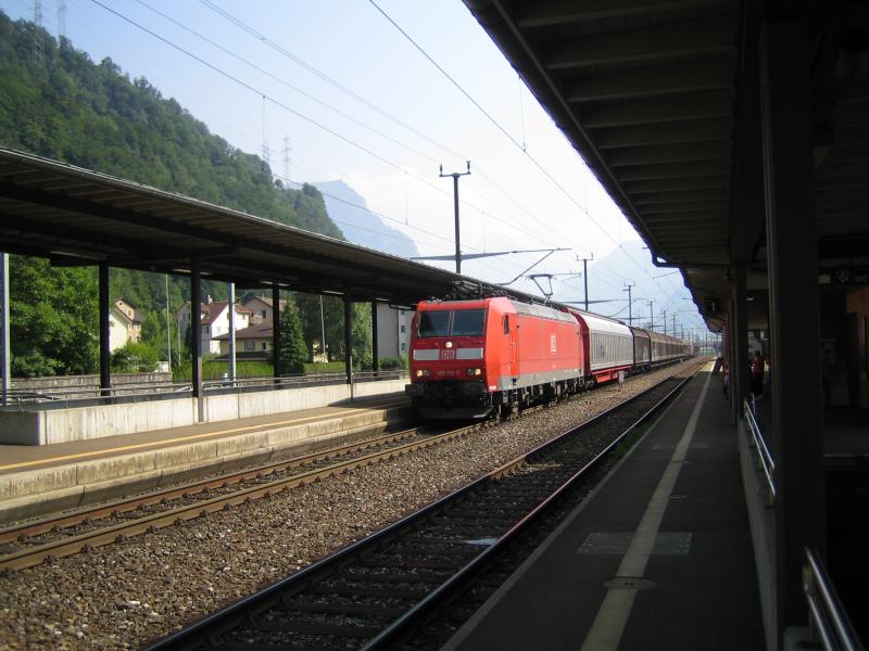 Die BR 185 112-0 fuhr am 28.7.05 mit einem Gterzug durch Flelen.