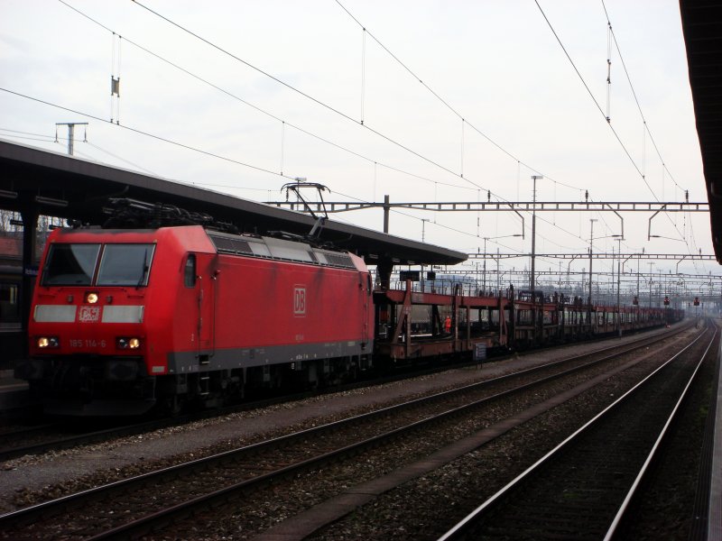 Die BR 185 114 fhrt am 09.04.2008 durch Rotkreuz.