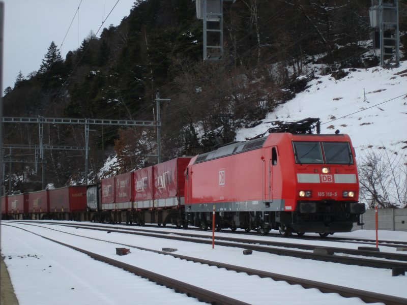 Die BR 185 119-5 ist am 4.1.2007 mit ihrem Containerzug bei Hohtenn unterwegs.
