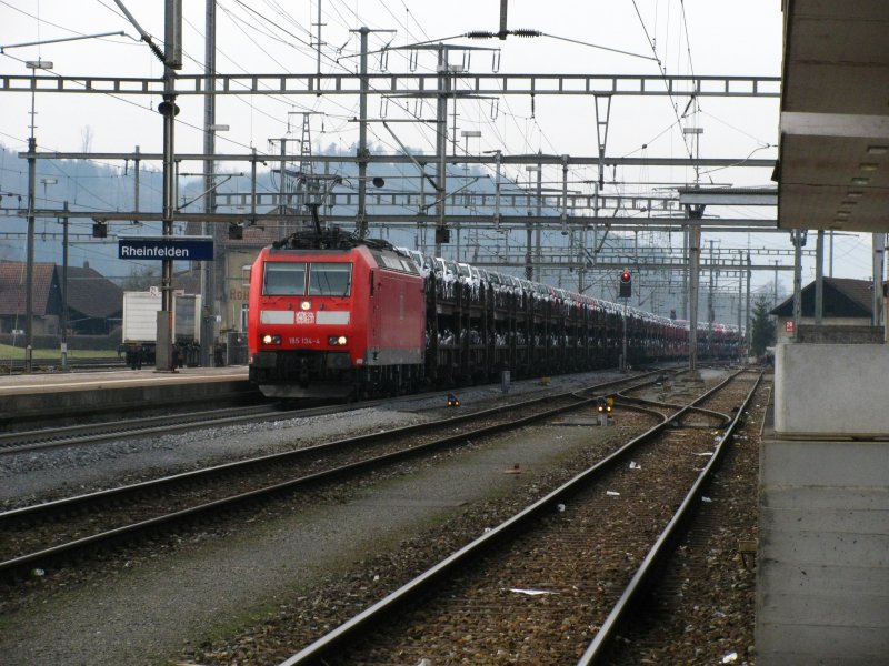 Die BR 185 134 fuhr am 14.03.2009 mit ihrem Autozug durch Rheinfelden in Richtung Gotthard.
