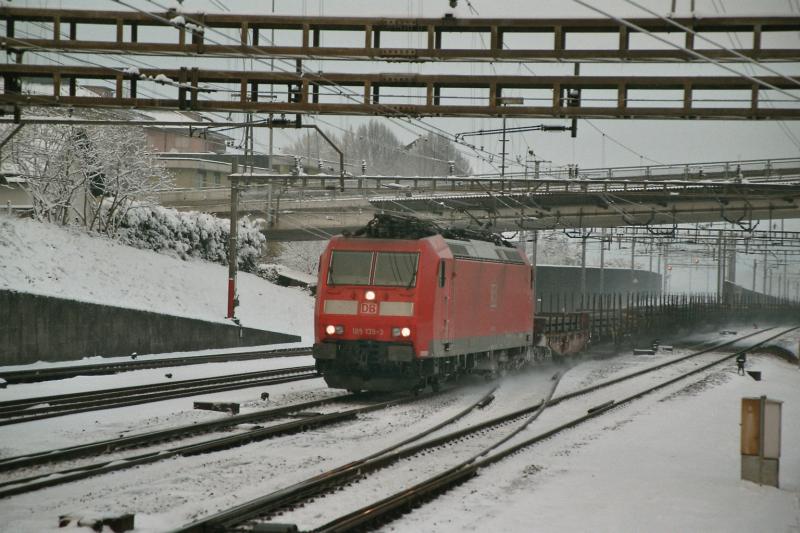 Die Br 185 139-3, am 24.2.04 kurz vor dem Bahnhof Rotkreuz