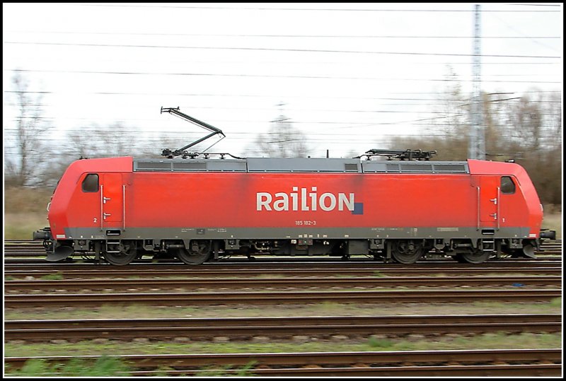 Die BR 185 182-3 im Seehafen Rostock. Sieht schnell aus waren aber nur geschtzte 20 km/h :-) Aufgenommen am 19.12.06