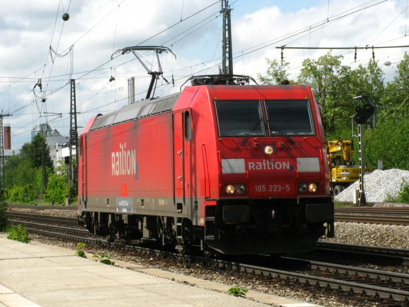 Die BR 185 223 war am 16.05.2009 auf Solofahrt unterwegs am Heimeranplatz.