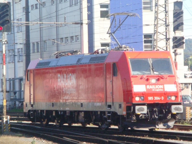 Die BR 185 304 hat am Morgen des 23.09.2007 soeben einen Gterzug nach Salburg Hbf gebracht und fhrt weg.