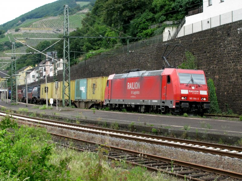 Die BR 185 304 war am 13.06.2009 mit einem GZ bei Assmannshausen unterwegs.