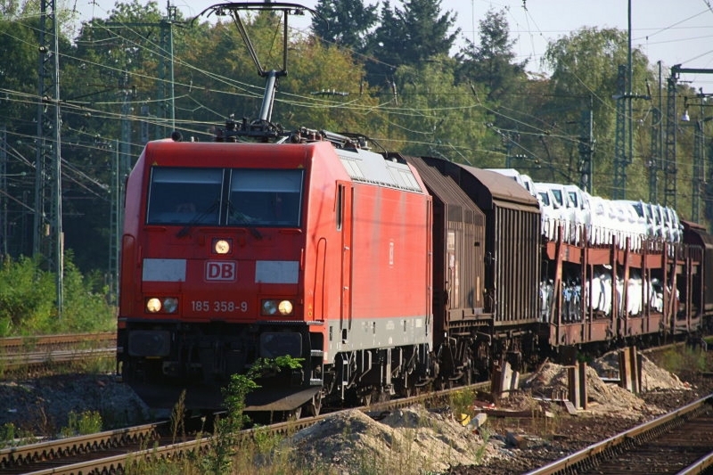 Die BR 185 358-9 mit einem gemischten G�terzug am Bahnhof Frankfurt Stadion. Aufgenommen am 25.09.2009 am Bahnsteig 1.
