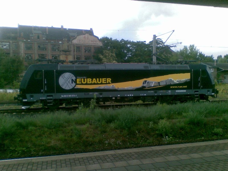 Die BR 185 574-1, fr�her mit der Beschriftung RTS, wartete am 21.8.09 im Bahnhof Weissenfels auf die Weiterfahrt Richtung Naumburg