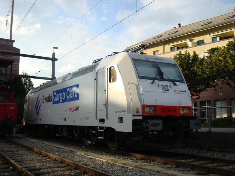 Die BR 185 581-6 steht am 28.6.2007 in Spiez.Die Lokomotive hat den Namen  Celine Alia  bekommen.Im Gegensatz zu den neuen Crossrail-Loks hat  Celine  eine grau-weiss-rote Grundfarbe gekriegt.