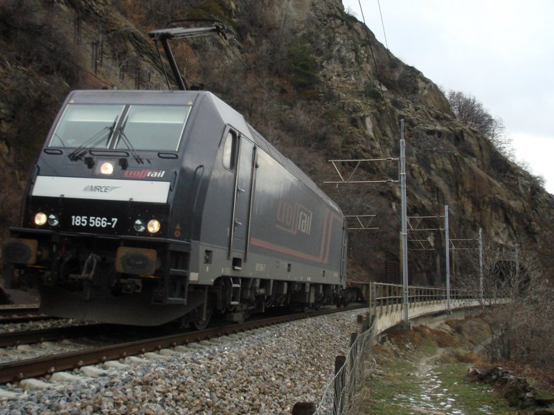 Die BR 185.2 566-7 legt sich mit einem Leerzug elegant in die Kurve zwischen Brig und Lalden am 5.01.2007