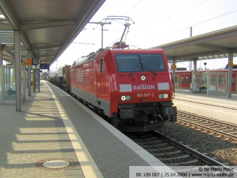 Die BR 189 067 fhrt grade mit Gtern verschiedener Art durch Wittenberge.
