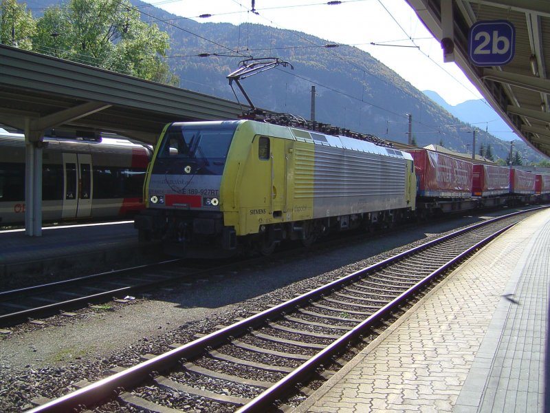 Die BR 189 927 mit einem WINNER Express Zug am 29.09.2007 bei der Durchfahrt in Kufstein in Richtung Mnchen. 