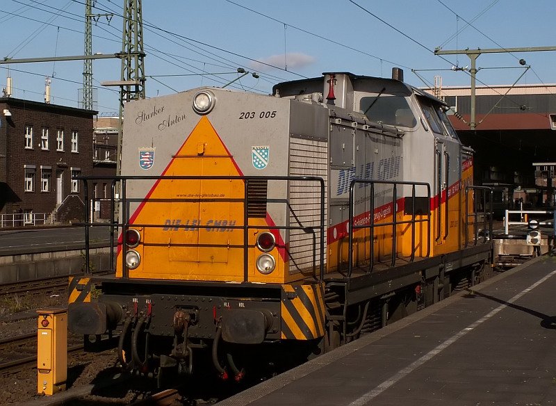 Die BR 203  Starker Anton  steht hier im Dsseldorfer Hauptbahnhof. Das Foto stammt vom 20.10.2007