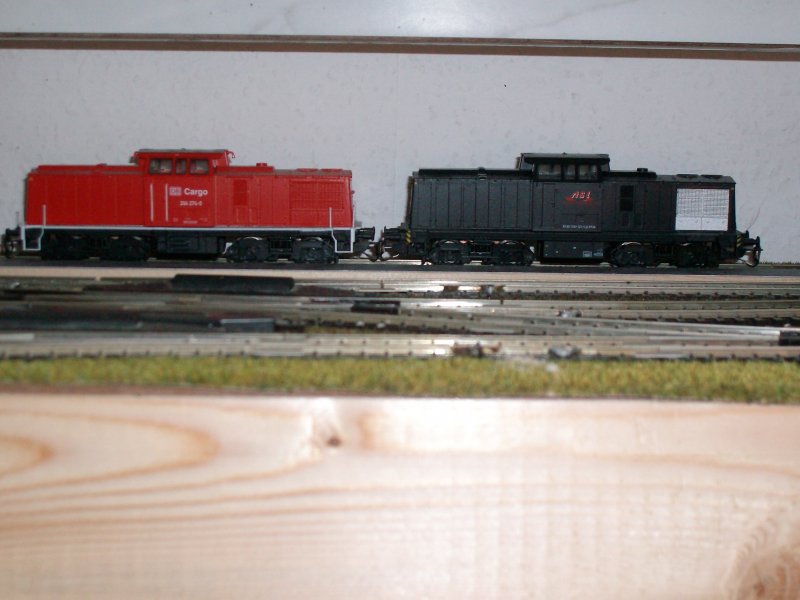 Die BR 204 von DB Cargo und die BR 203 von rt&l warten auf ihren Einsatz im Getreidewerk.Sie bringen den Getreidezug von der Strecke zur Entladung und wenn die Wagen leer sind geht es mit Wagen wieder auf Strecke.Der Zug besteht aus 12 2achsern Getreidewagen.