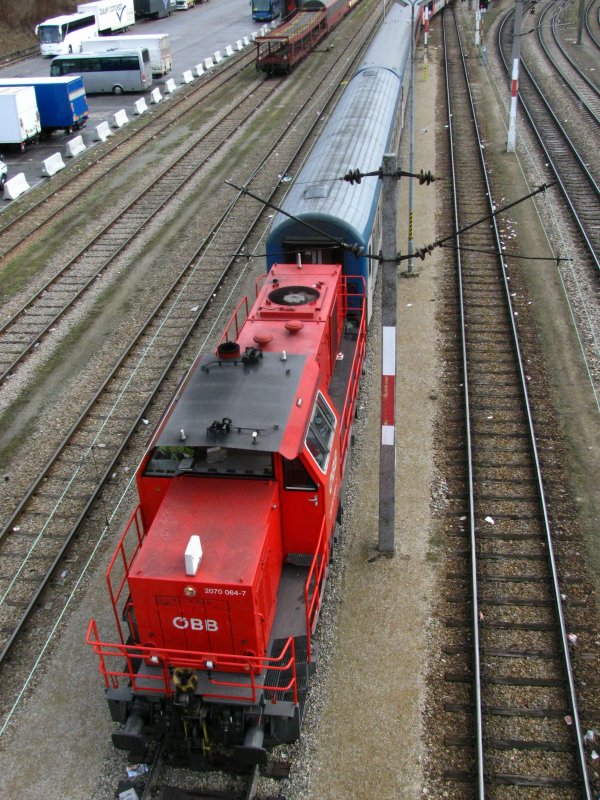 Die BR 2070 064 war am 28.02.2009 in Wien West mit MAV-Wagen beschftigt.