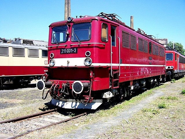 Die BR 211 001-3 in alter DR Lackierung beim BW-Fest in Halle (Saale) am 15.07.07.