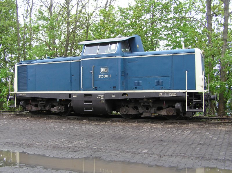 Die BR 212 001-2 in Blau am 14.05.2006 in Korbach.