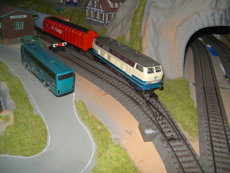 Die BR 216 188 mit einer Corgo bergabe am Gterschupen 
(So kann man sich Gterverker in der Flche vorstellen in Epoche 5)