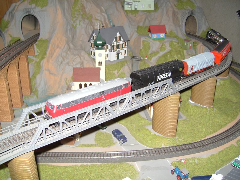 Die BR 216 mit einem Kurzgterzug auf der Stalbrcke.