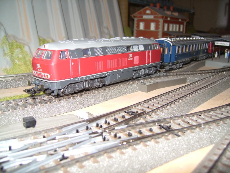 Die BR 216 mit einem DB F Zug im Bahnhof auf Glies 2