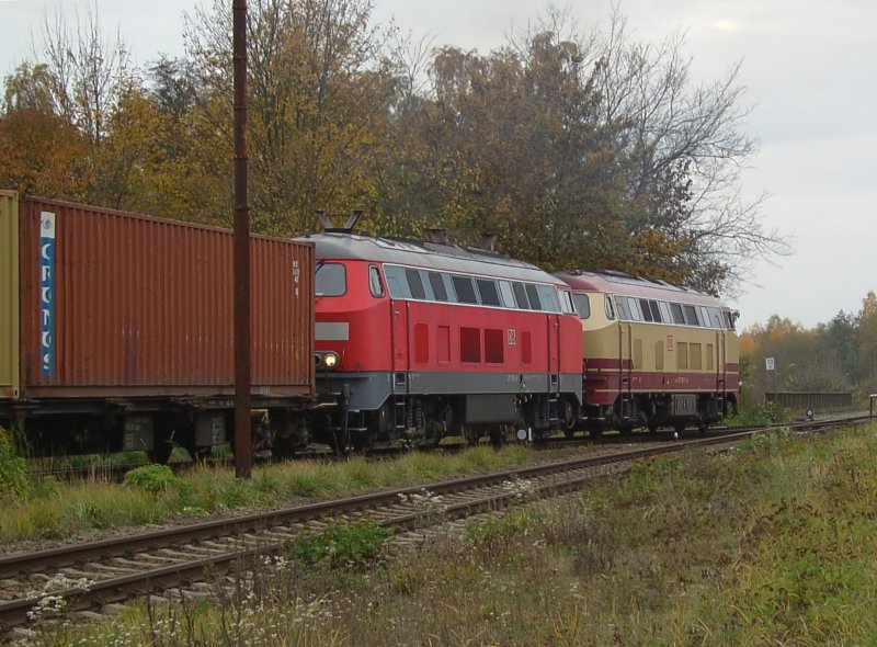 Die BR 217 002-5 und die BR 217 011-5 am 30.10.2007 in Alttting mit einem Containerzug bei der Ausfahrt.