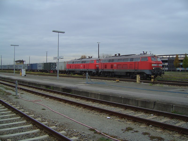 Die BR 217 018-1 und die BR 225 804-4 am 30.10.2007 mit einem Containerzug bei der Ausfahrt aus Mhldorf.