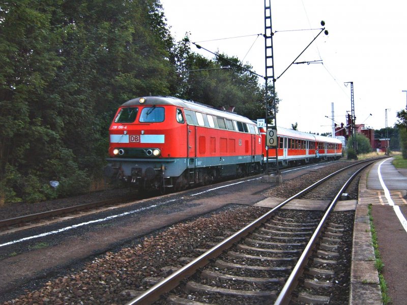 Die BR 218 196-4 bei der einfahrt in den Bahnhof Goldshfe am 4. August 2006. Ziel des RE ist Ulm Hbf. Nchster Halt: Hofen(b Aalen).