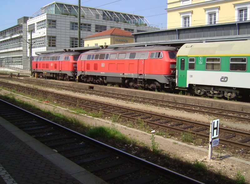 Die BR 218 34*-4 und die BR 218 276-4 mit einem Tschechischen RE in Regensburg HBF. (14.08.2007)