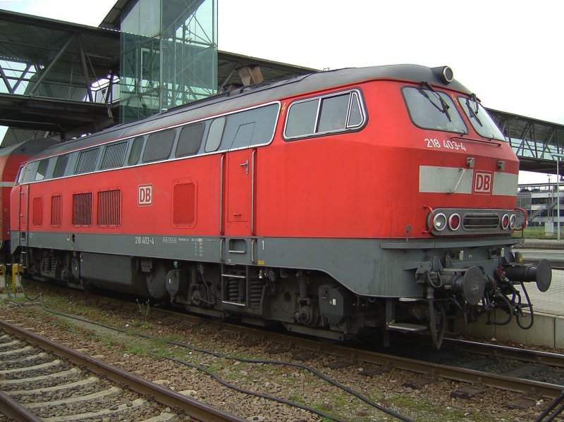 Die BR 218 403-4 mit einer RB am 30.10.2007 in Mhldorf und wartet auf ausfahrt nach Mnchen. 