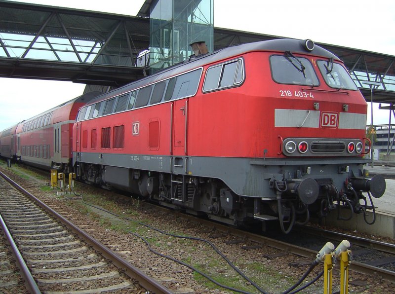 Die BR 218 403-4 mit einer RB am 30.10.2007 in Mhldorf und wartet auf ausfahrt nach Mnchen. 