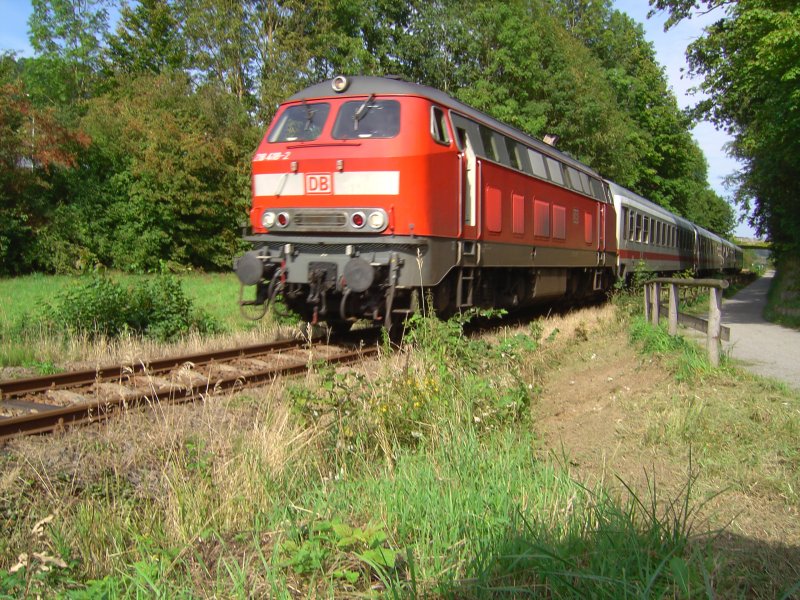 Die BR 218 418-2 mit dem IC Rottalerland von Hamburg nach Mhldorf zur weiterfahrt nach Mnchen. Der IC Rottalerland ist der Letzte Kurswagenzug der bei der DB noch im dinst ist. Dieser Zug verkert nur am Samstag. Er startet in der Frh in Mnchen, dort fhrt er dan nach Mhldorf. Von Mhldorf geht es ber die Rottalbahn nach Passau. Dort werden die vier Kurswagen an den IC nach Hamburg angekupelt. Am Abend geht die Gleiche Prozedur dann in der Gegenrichtung los. Der Zug wurde eingerichtet wegen dem Rottaler Bderdreiek (Bad Birnbach, Bad Grisbach und Bad Fsing) Dieses Bild entstand im Osten von Pfarrkirchen am B Mahlgassing am 18.08.2007 
