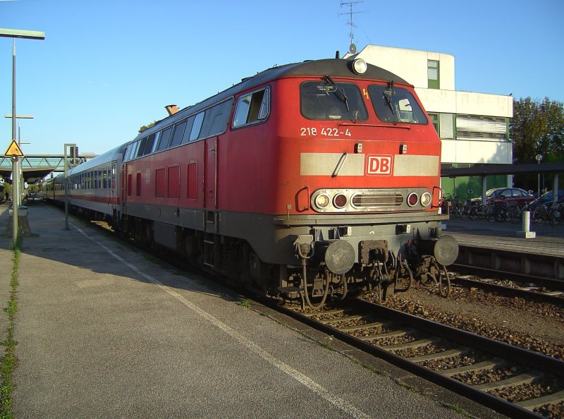 Die BR 218 422-4 steht am 29.09.2007 in Mhldorf mit dem IC Rottalerland abfahrbereit nach Mnchen.
