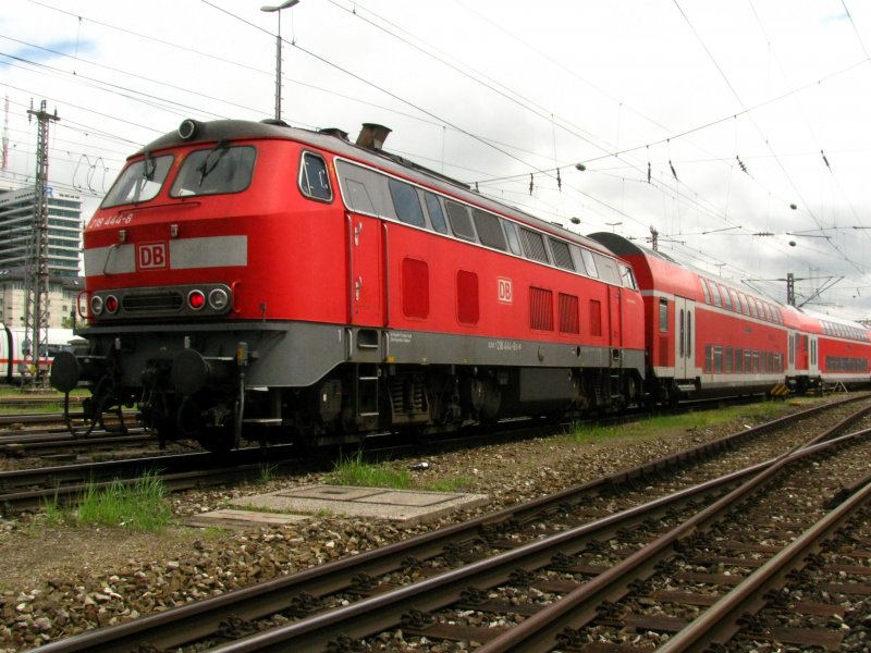 Die BR 218 444 fhrt mit Schlusslicht voraus aus Mnchen Hbf am 16.05.2009