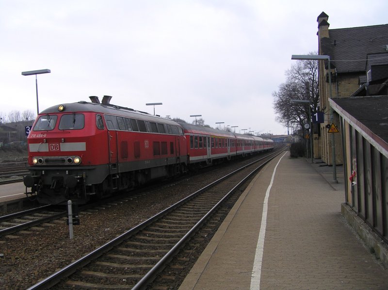 Die BR 218 464-6 mit RE Hannover Hbf - Bad Harzburg am 12.04.2006 in Oker.