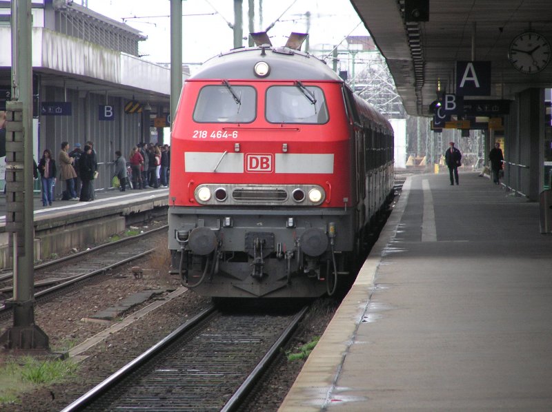 Die BR 218 464-6 mit RegionalExpress nach Bad Harzburg in Hannover Hbf am 17.03.2007