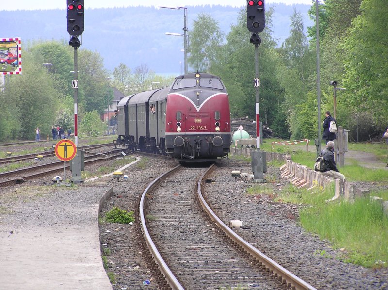 Die BR 221 135-7 am 14.05.2006 in Korbach.