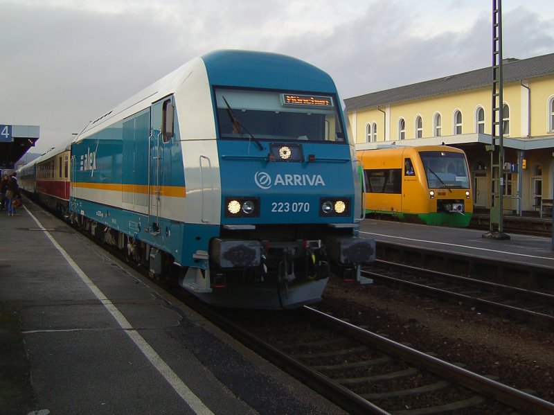 Die BR 223 070 am 09.12.2007 mit dem ALEX bei der Einfahrt in Schwandorf. 