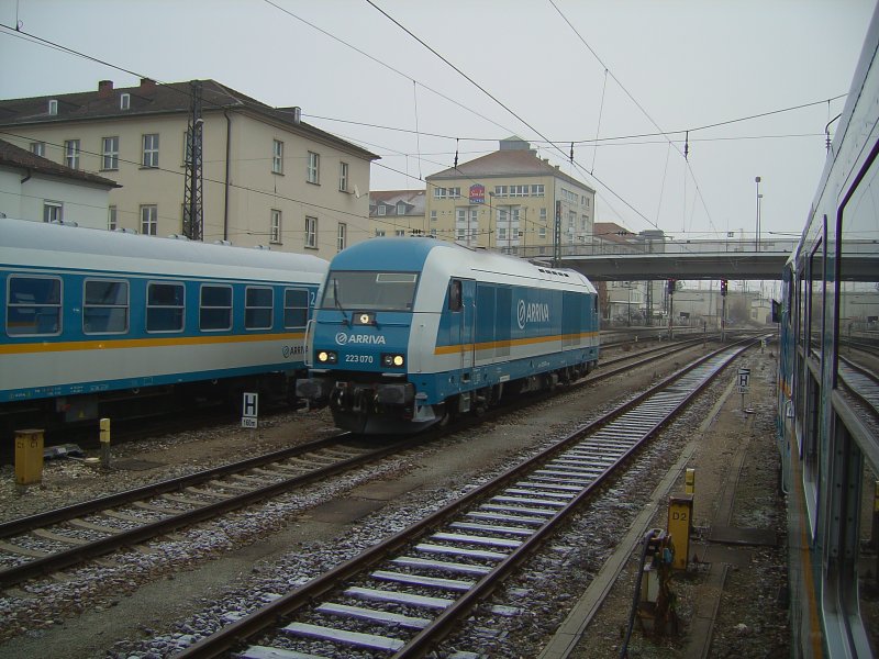 Die BR 223 070 am 21.12.2007 in Regensburg HBF. 