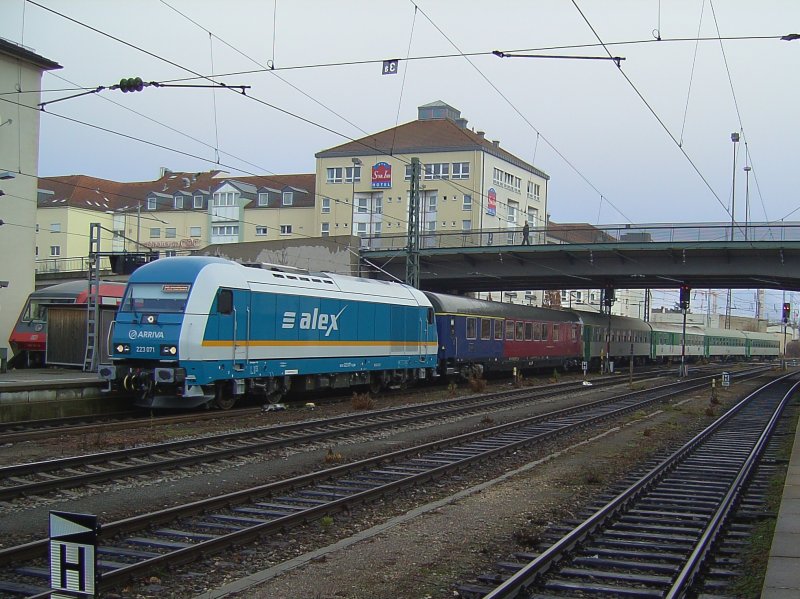 Die BR 223 071 am 09.12.2007 mit dem ALEX von Prag nach Mnchen bei der Einfahrt auf Gleis 1 in Regensburg HBF. 