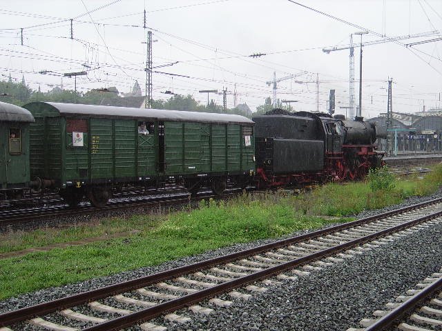 Die BR 23 042 des Kranichsteiner Eisenbahmuseums in Wiesbaden Hbf bei dessen 100. jhrigen Jubilum. 