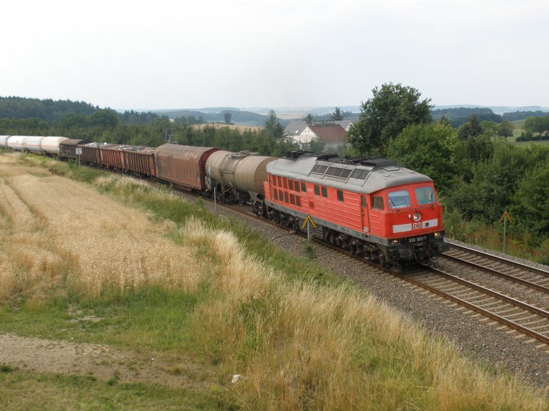 Die BR 233 322-7 am 31.07.08 in der Steigung vor Herlasgrn