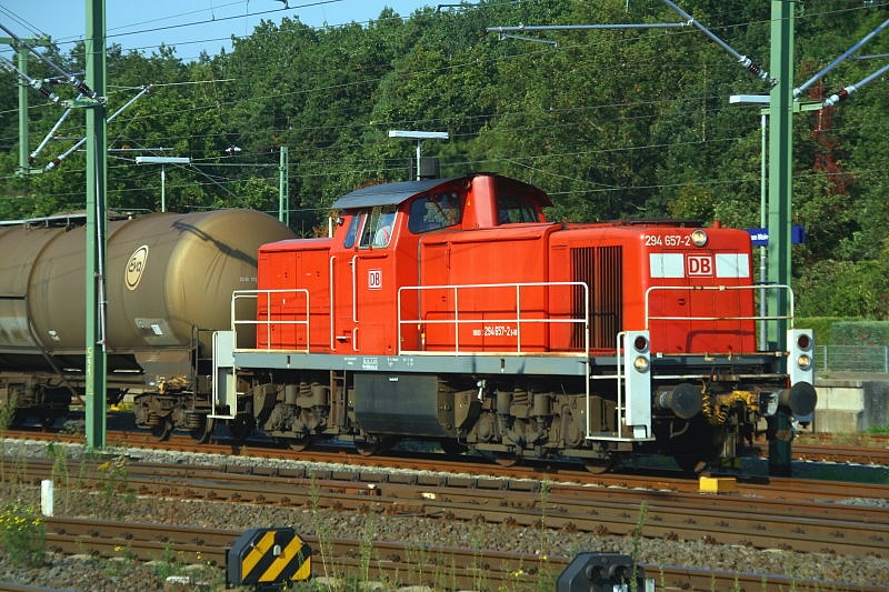 Die BR 294 657-2 beim Rangieren am Bahnhof Frankfurt Stadion. Aufgenommen am 25.09.2009 am Bahnsteig 1.