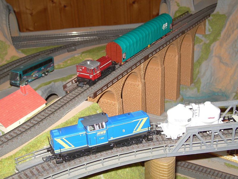 Die BR 332 015 und die MWB 100 treffen sich auf der Gebirgsbahn.